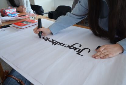 Plakat wird beschriftet
